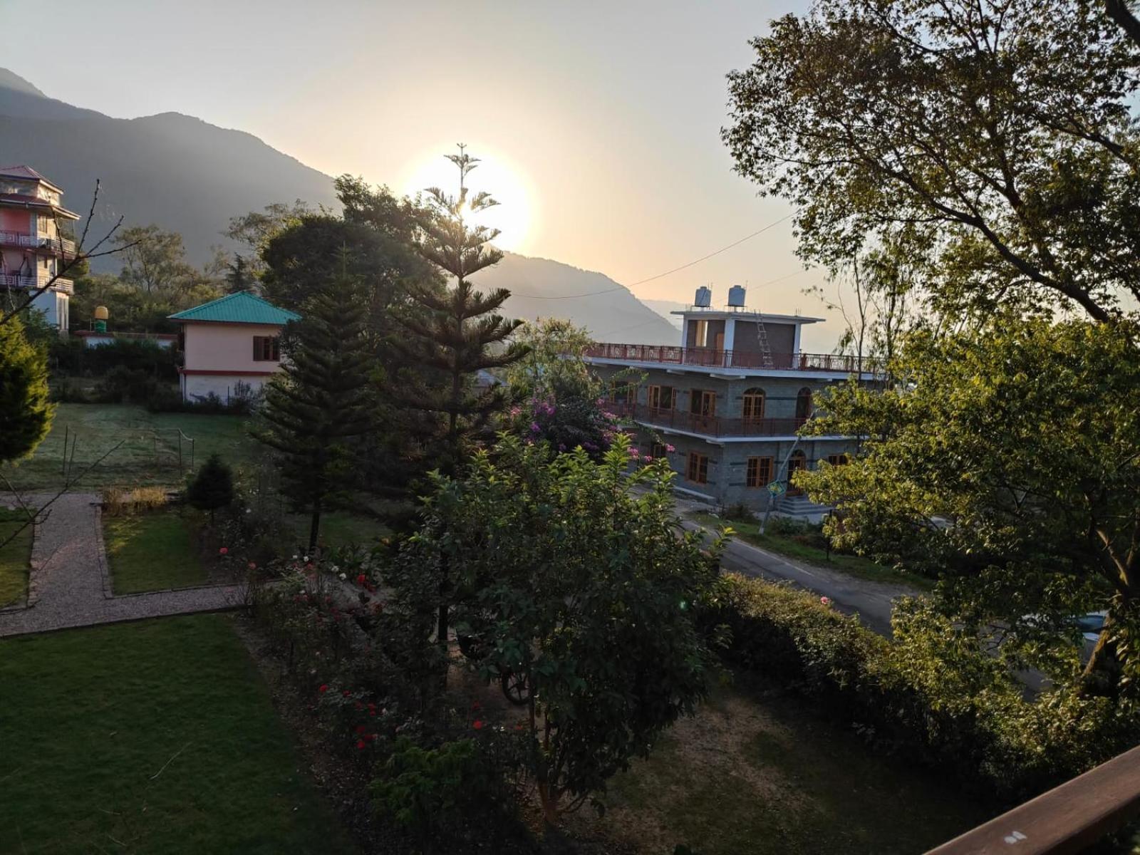 Aditya Homestay Bir-Billing Surrounded By Mountains Zewnętrze zdjęcie